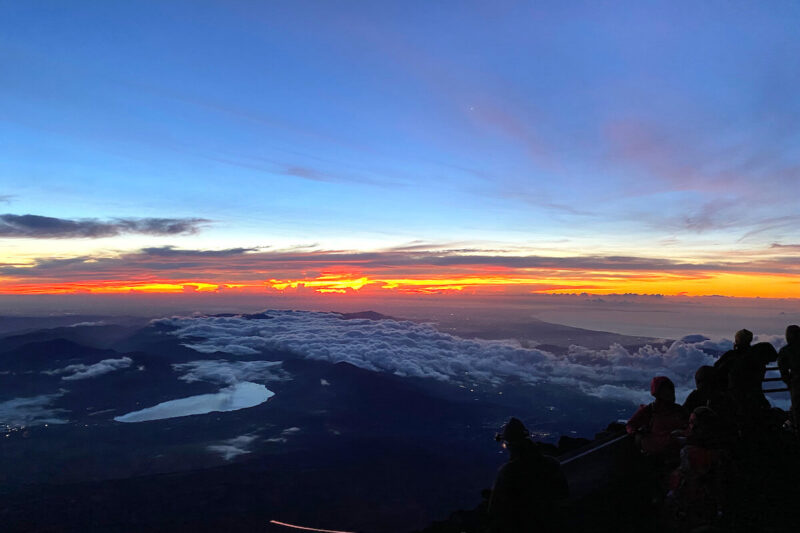 山頂の夜明け